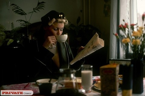 Busty blonde secretary seduces her boss at his desk sometime in the 70s | Фото 1