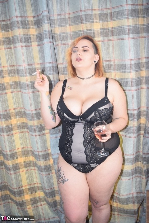 Tattooed BBW smokes and drinks while peeling off her lingerie | Фото 7