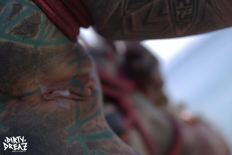 Tattooed girl Anuskatzz is suspended by rope from a tree next to the ocean | Фото 14