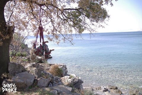 Tattooed girl Anuskatzz is suspended by rope from a tree next to the ocean | Фото 15