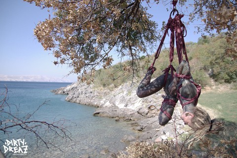 Tattooed girl Anuskatzz is suspended by rope from a tree next to the ocean | Фото 2