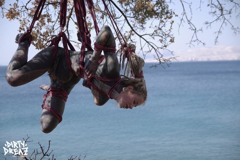 Tattooed girl Anuskatzz is suspended by rope from a tree next to the ocean | Фото 3