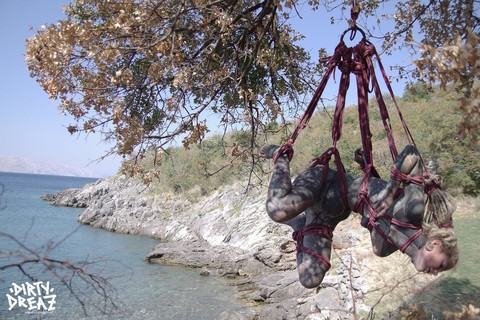 Tattooed girl Anuskatzz is suspended by rope from a tree next to the ocean | Фото 6