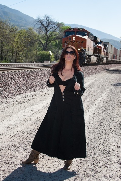 Curvaceous MILF with sunglasses Alicia Silver shows her hairy muff on railway | Фото 1