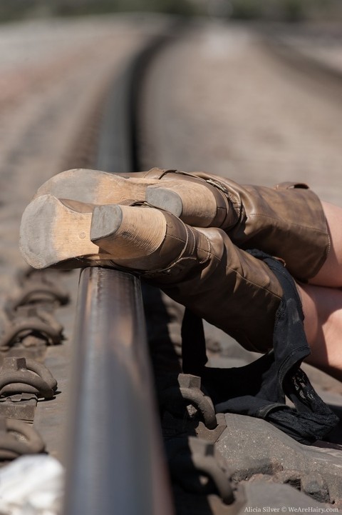 Curvaceous MILF with sunglasses Alicia Silver shows her hairy muff on railway | Фото 13