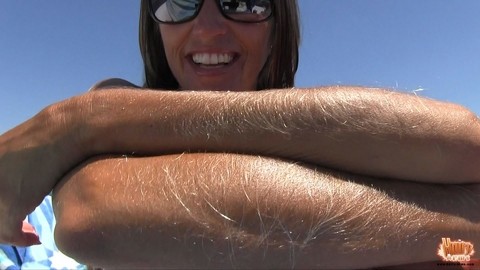 Amateur chick Lori Anderson tugs on her hairy arms in a bikini and shades | Фото 1