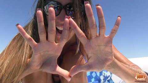 Amateur chick Lori Anderson tugs on her hairy arms in a bikini and shades | Фото 14