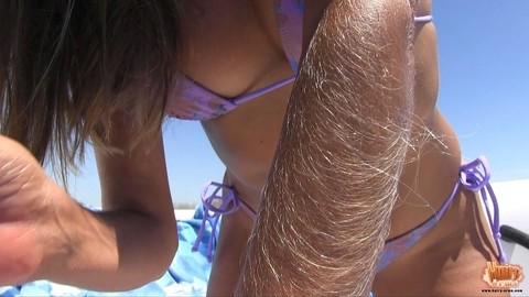 Amateur chick Lori Anderson tugs on her hairy arms in a bikini and shades | Фото 5