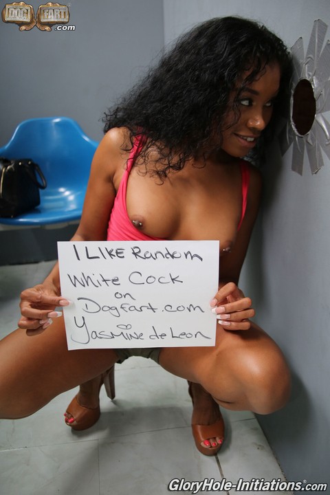 Dark-skinned whore Yasmine De Leon blows white cock through gloryhole | Фото 4