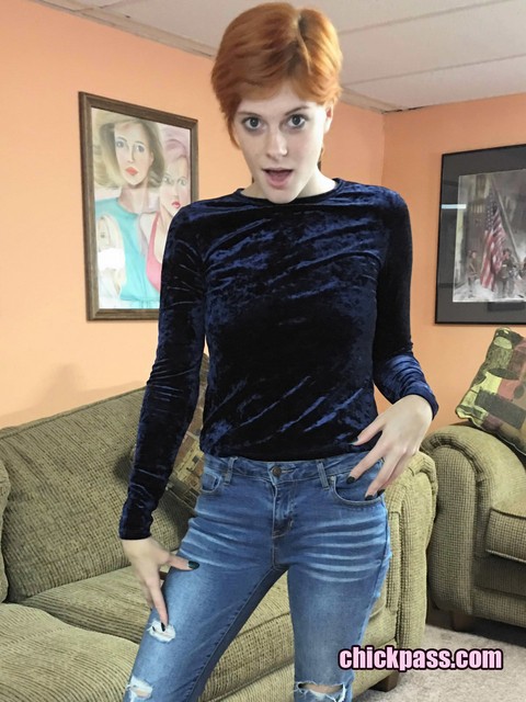 Short haired redhead Ava Little masturbates with a sex toy on the sofa | Фото 1