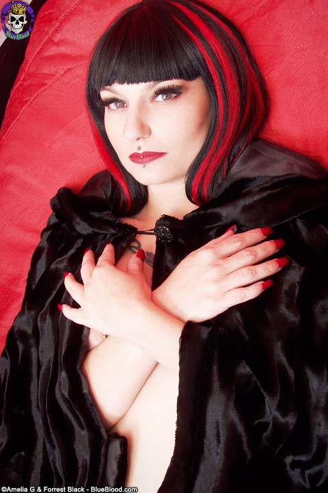 Goth model Nina Sinn dildos her heavily pierced pussy in a coffin | Фото 4