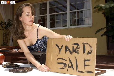 Petite female Ann Parker opts for steamy sex over having a yard sale | Фото 1