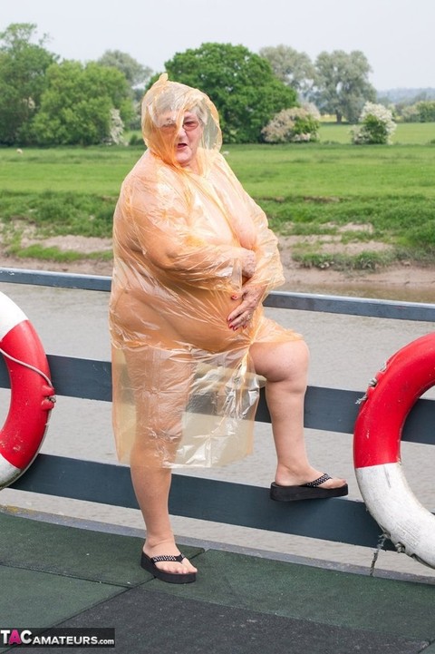 Obese British amateur Grandma Libby casts off a see-through raincoat | Фото 1