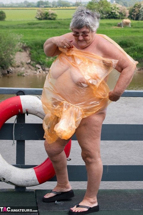 Obese British amateur Grandma Libby casts off a see-through raincoat | Фото 17