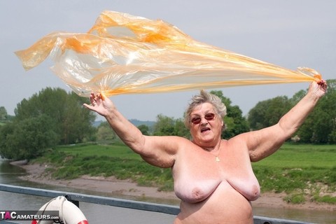 Obese British amateur Grandma Libby casts off a see-through raincoat | Фото 18