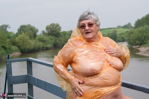 Obese British amateur Grandma Libby casts off a see-through raincoat | Фото 3