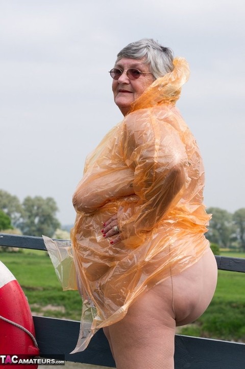 Obese British amateur Grandma Libby casts off a see-through raincoat | Фото 4