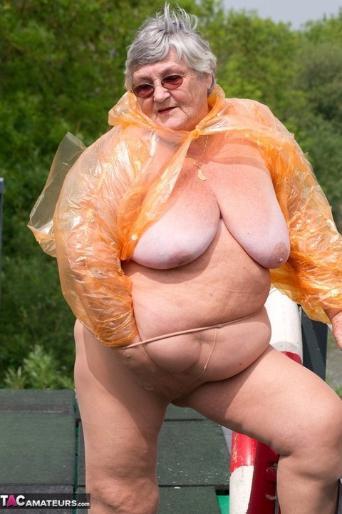 Obese British amateur Grandma Libby casts off a see-through raincoat | Фото 6