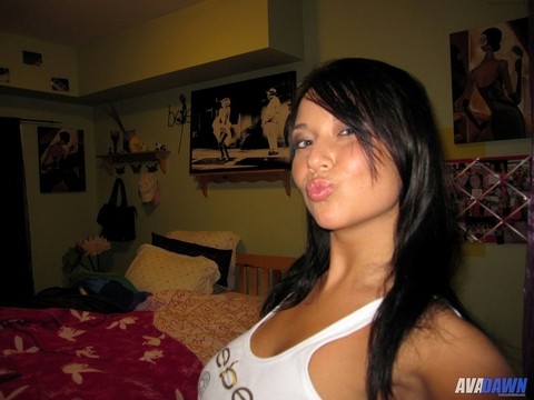 Dark haired amateur Ava Dawn exposes her big naturals during self shot action | Фото 1