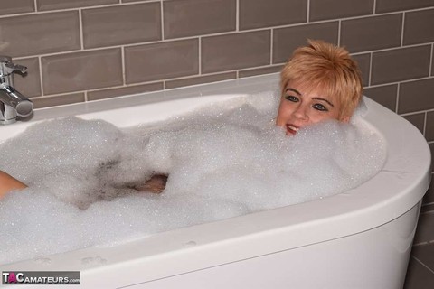 Middle-aged lady Dimonty sports short hair while bathing and showering | Фото 2