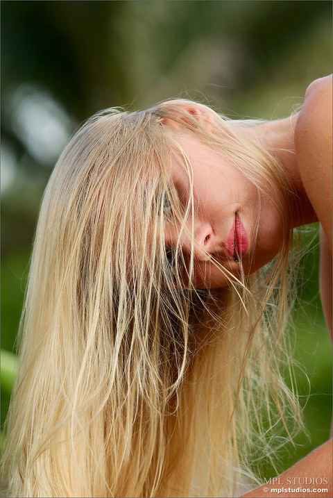 Thin blonde girl strikes tempting nude poses by old and rotting tree on ground | Фото 4