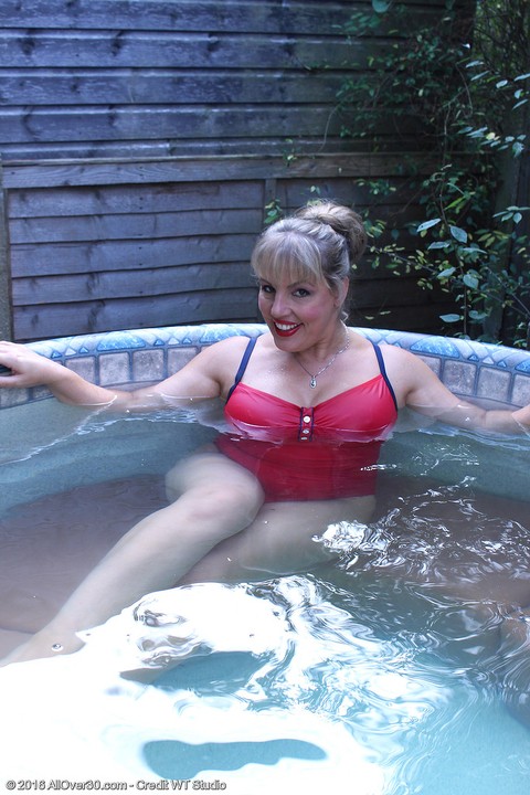 Hot fatty mature Danielle T sheds swimsuit to pour cold water on her big tits | Фото 4