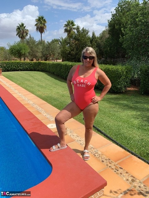 Overweight blonde Sweet Susi frees her tits and twat from a swimsuit by a pool | Фото 1