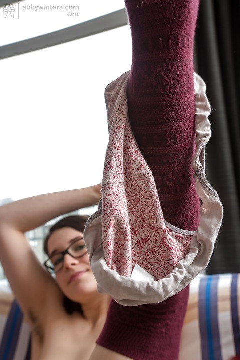 Glasses adorned amateur babe spreading hairy snatch in long socks | Фото 8