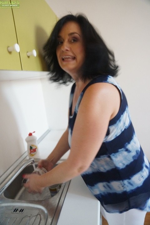 Older housewife Ria Black strips after washing up dishes to finger her pussy | Фото 2