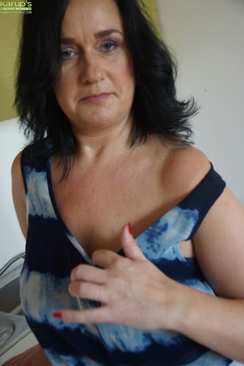 Older housewife Ria Black strips after washing up dishes to finger her pussy | Фото 4