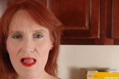 Redhead granny Debra is lying naked on the floor and masturbating | Фото 1