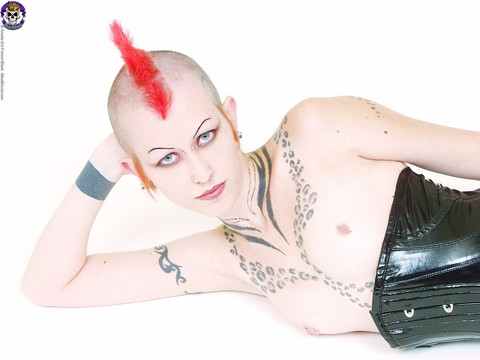 Alt model Jax wears a waist cincher while toying her bald pussy in latex boots | Фото 15