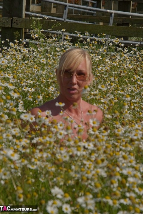 Overweight blonde Melody uncups her large boobs in a field of wild flowers | Фото 11