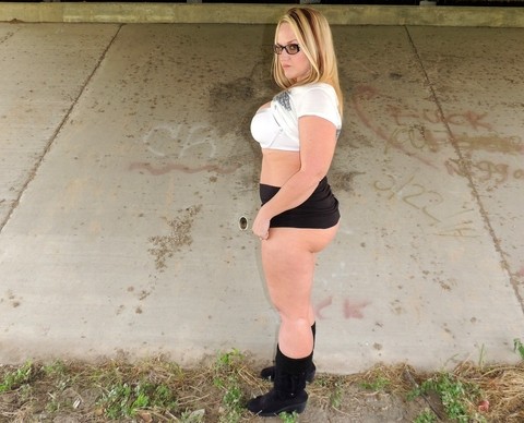 Thick blonde amateur Dee Siren gets banged by a black man underneath a bridge | Фото 3