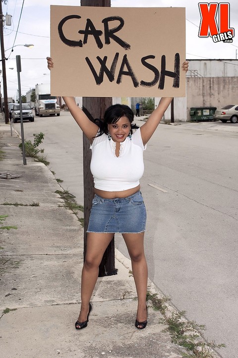 Ebony BBW Sunny Dee wets her giant boobs during a car wash | Фото 1