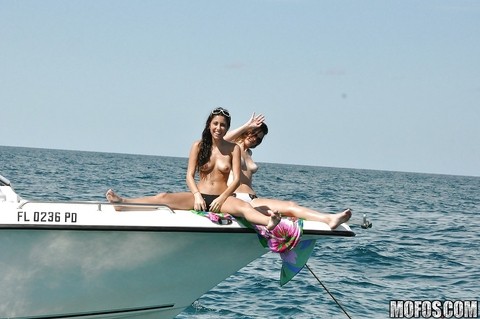 Beautiful babes in sun glasses Daniela & Trystan having fun outdoor | Фото 10