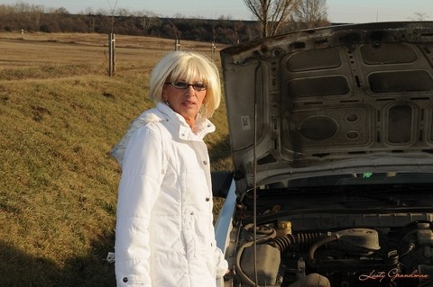 Old blond granny Margarette gets her pussy slammed trough the car window | Фото 1