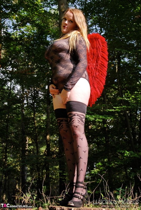 Redheaded amateur models lingerie and angel wings plus stockings in the woods | Фото 8