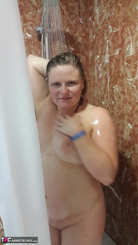 Amateur chick flashes her tits in public before taking a shower at home | Фото 13