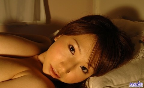 Japanese beauty Ai Sayama grabs a full breast while posing in her bedroom | Фото 10