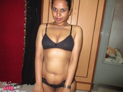 Indian solo model is all tease in just her black bra and matching underwear | Фото 12