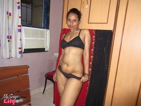 Indian solo model is all tease in just her black bra and matching underwear | Фото 8