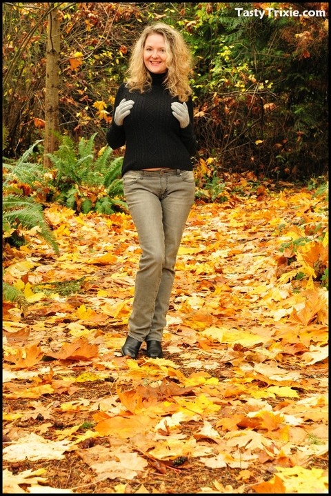 Mature woman Tasty Trixie exposes tits and panties amid fallen leaves | Фото 1