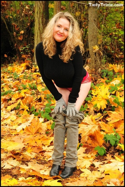 Mature woman Tasty Trixie exposes tits and panties amid fallen leaves | Фото 14