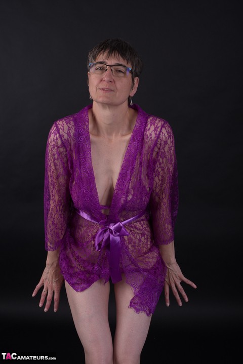 Older amateur sports short hair while modeling in purple lingerie | Фото 12