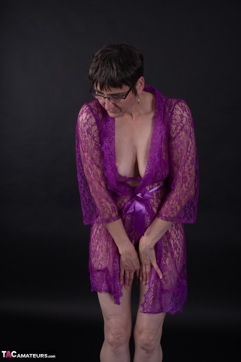 Older amateur sports short hair while modeling in purple lingerie | Фото 14