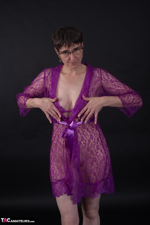 Older amateur sports short hair while modeling in purple lingerie | Фото 15