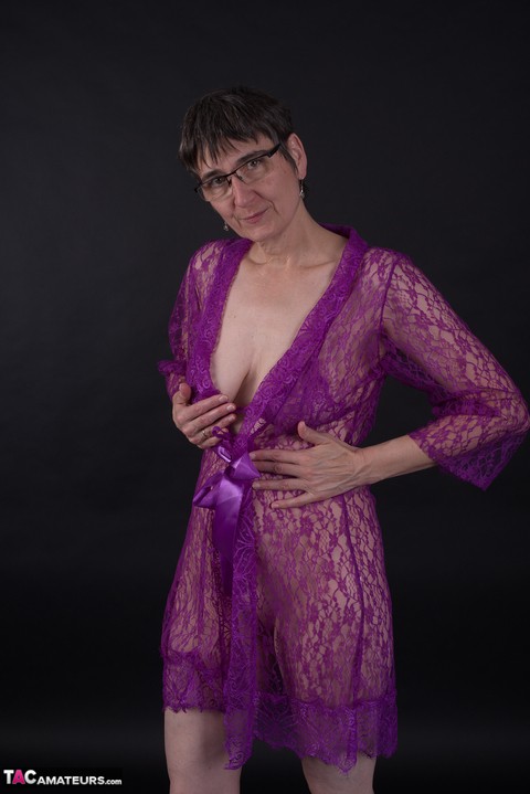 Older amateur sports short hair while modeling in purple lingerie | Фото 16