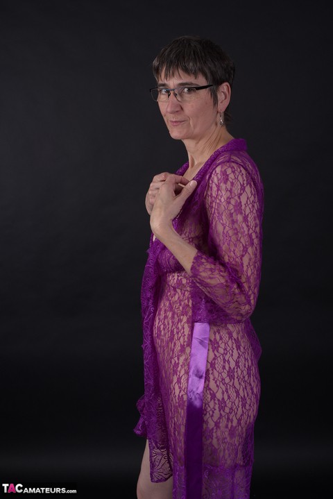 Older amateur sports short hair while modeling in purple lingerie | Фото 19