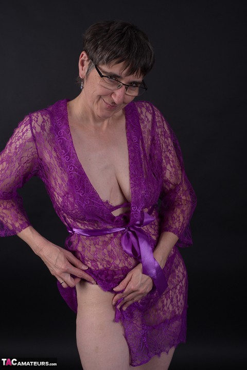 Older amateur sports short hair while modeling in purple lingerie | Фото 9